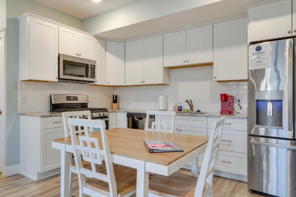 Front Street Retreat! Cozy Traverse City Condo